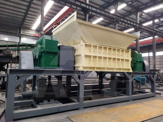 プラスチックボトル トラックタイヤとスクラップ金属リサイクルのための50kWのダブルシャフトシェードラー
