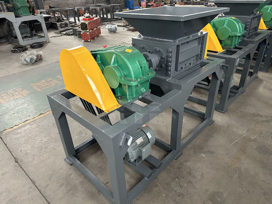 木製パレットとスクラップ金属/プラスチック輸送システムのための50kWのダブルシャフトシェードラー