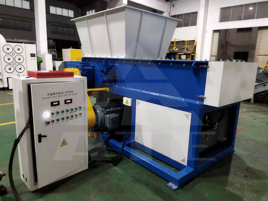 インドで木材プラスチック金属のための2850kgシングルシャフト廃棄物紙切れ機