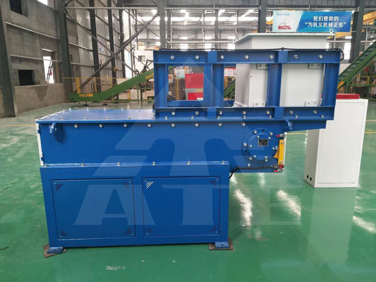 インドで木材プラスチック金属のための2850kgシングルシャフト廃棄物紙切れ機