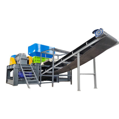 製造工場でプラスチック片をリサイクルするための大容量金属粉砕機