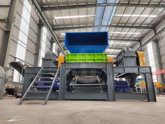製造工場でプラスチック片をリサイクルするための大容量金属粉砕機