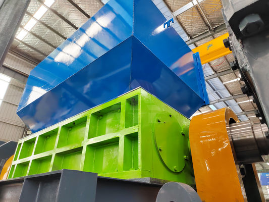 製造工場でプラスチック片をリサイクルするための大容量金属粉砕機