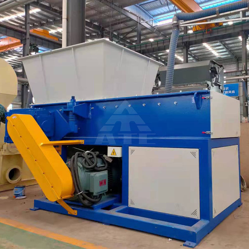 インドで木材プラスチック金属のための2850kgシングルシャフト廃棄物紙切れ機